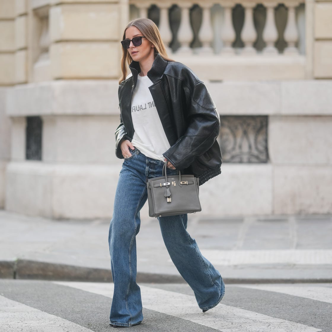 Blue wide leg flare jeans with a graphic t-shirt and bomber jacket Blue wide leg flare jeans with a graphic t-shirt and bomber jacket — Flare Jeans Outfits