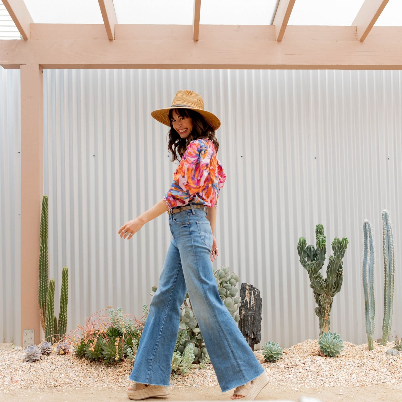 Extreme flare jeans with a colorful puff-sleeve blouse Extreme flare jeans with a colorful puff-sleeve blouse — Flare Jeans Outfits