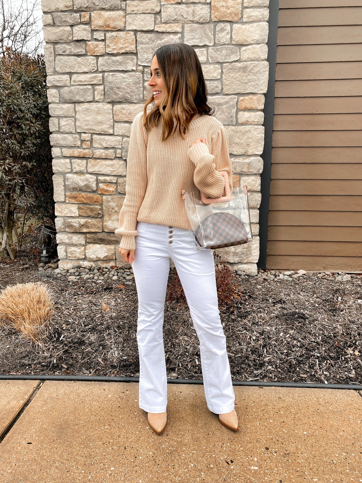 High-waisted white flare jeans with a beige knit sweater High-waisted white flare jeans with a beige knit sweater — Flare Jeans Outfits