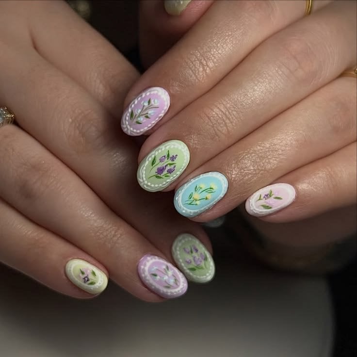 Miniature Floral Vignettes Short Oval Nails Miniature Floral Vignettes Short Oval Nails — Floral Nails