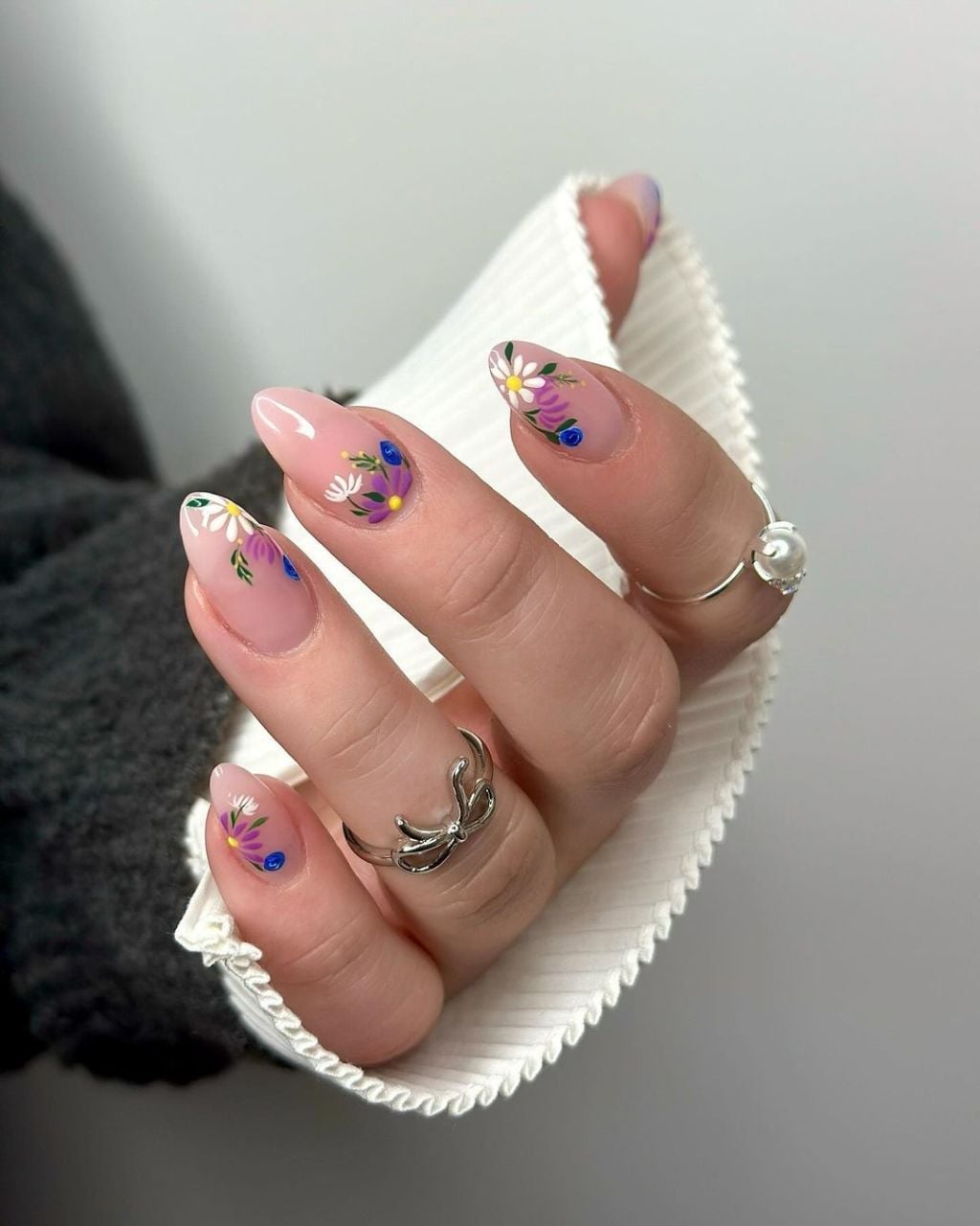 Diverse Floral Illustrations Medium Almond Nails Diverse Floral Illustrations Medium Almond Nails — Floral Nails