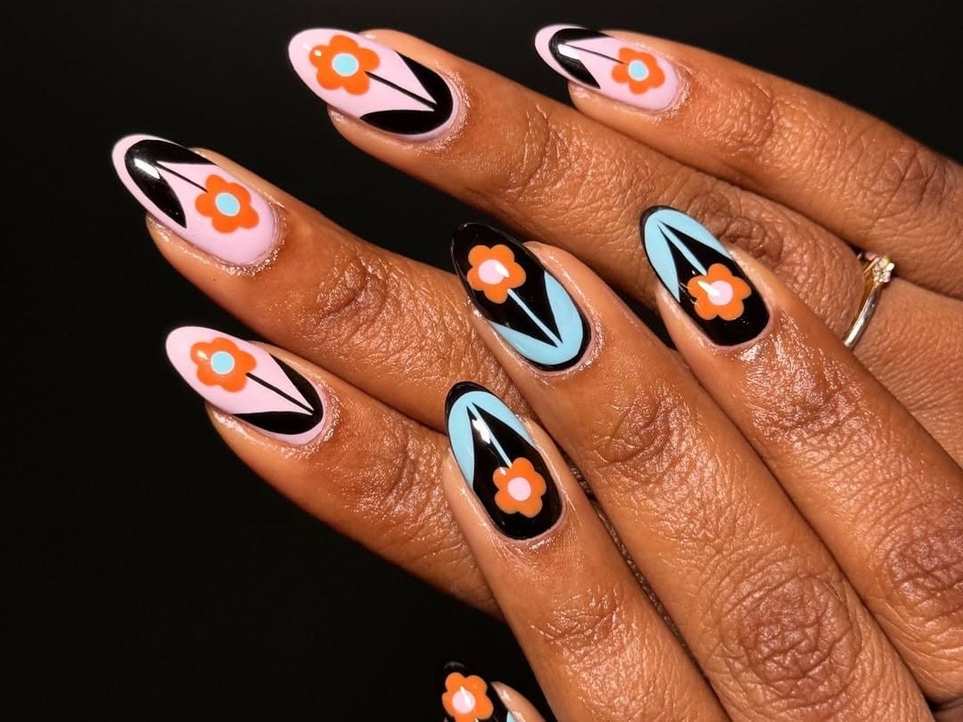 Retro Orange Floral Motif Medium Almond Nails Retro Orange Floral Motif Medium Almond Nails — Floral Nails