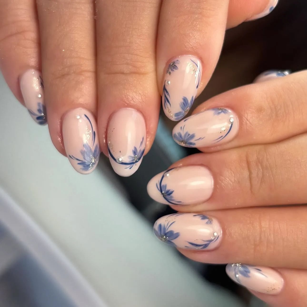 Minimalist Blue Florals Oval Nails Minimalist Blue Florals Oval Nails — Floral Nails
