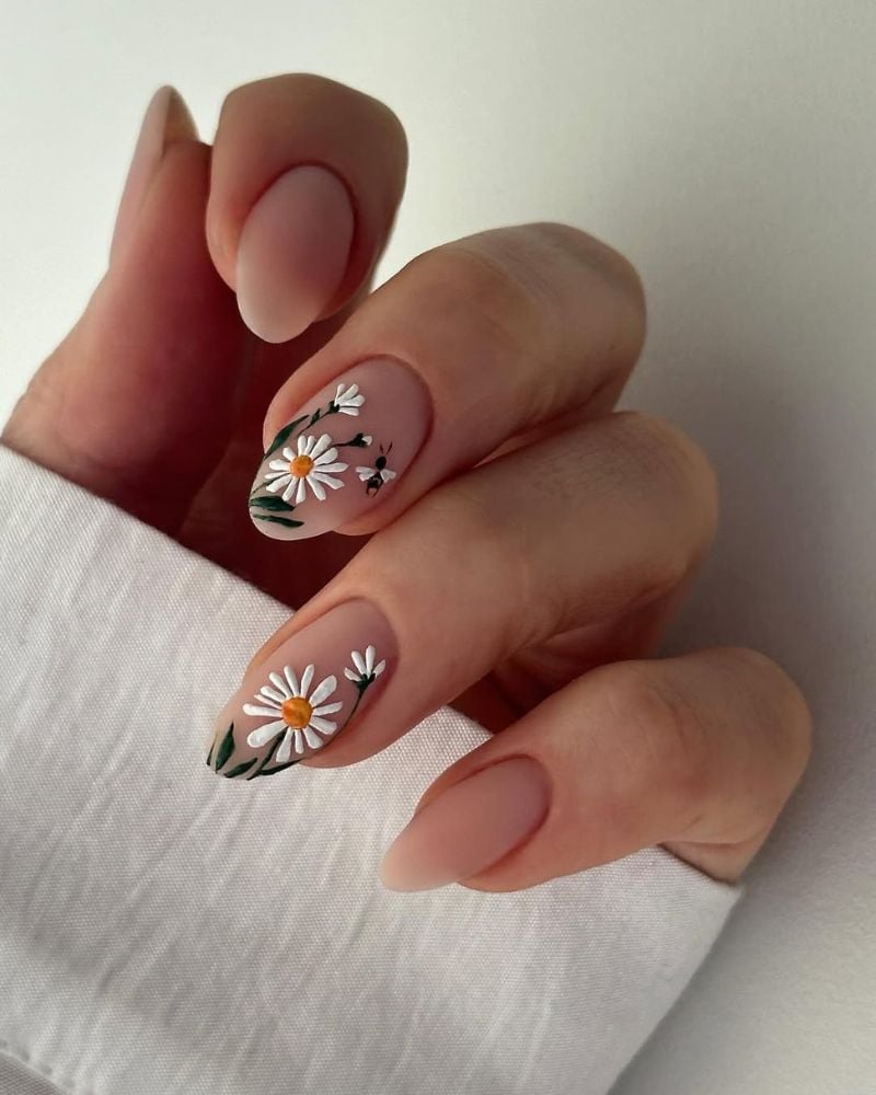 Daisy Flowers and Bees Matte Nude Nails Daisy Flowers and Bees Matte Nude Nails — Floral Nails