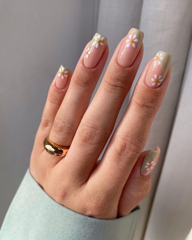Medium Square Matte Beige Minimalist White Flowers Medium Square Matte Beige Minimalist White Flowers — Flower Nails