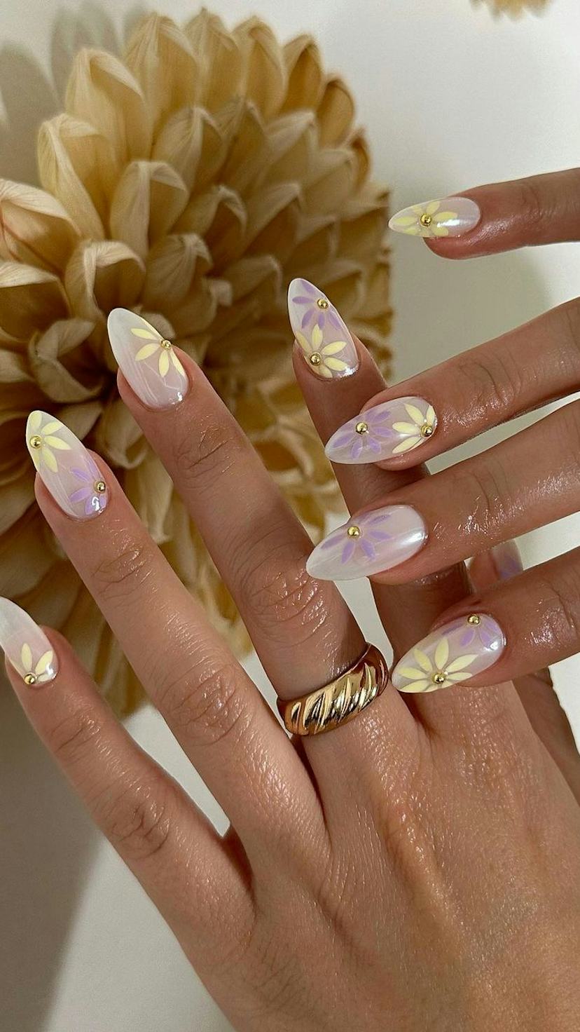 Medium Sharp Almond Pearlescent Pale Yellow Lilac Flowers Medium Sharp Almond Pearlescent Pale Yellow Lilac Flowers — Flower Nails