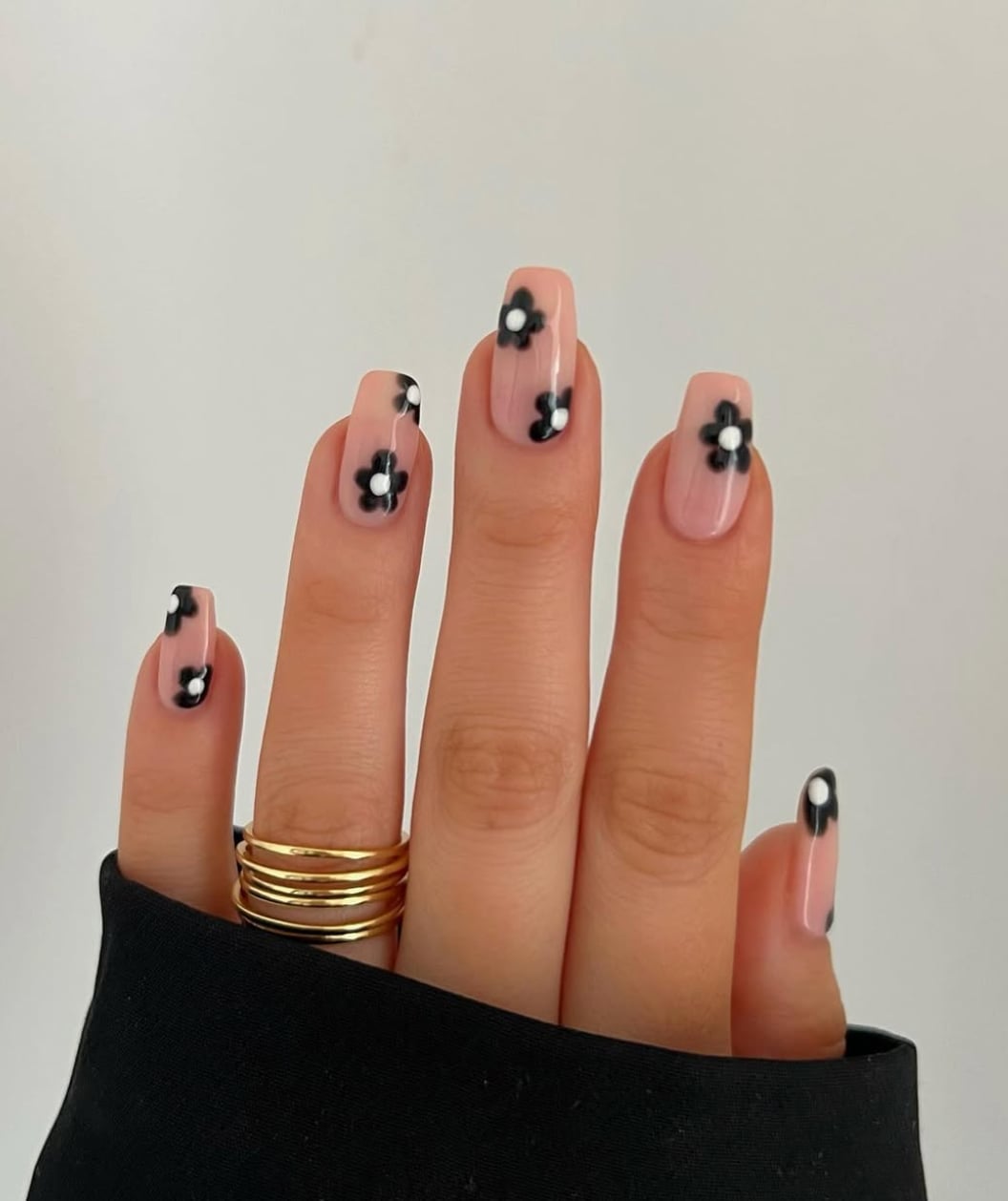 Medium Square Sheer Nude Black White Minimalist Flowers Medium Square Sheer Nude Black White Minimalist Flowers — Flower Nails