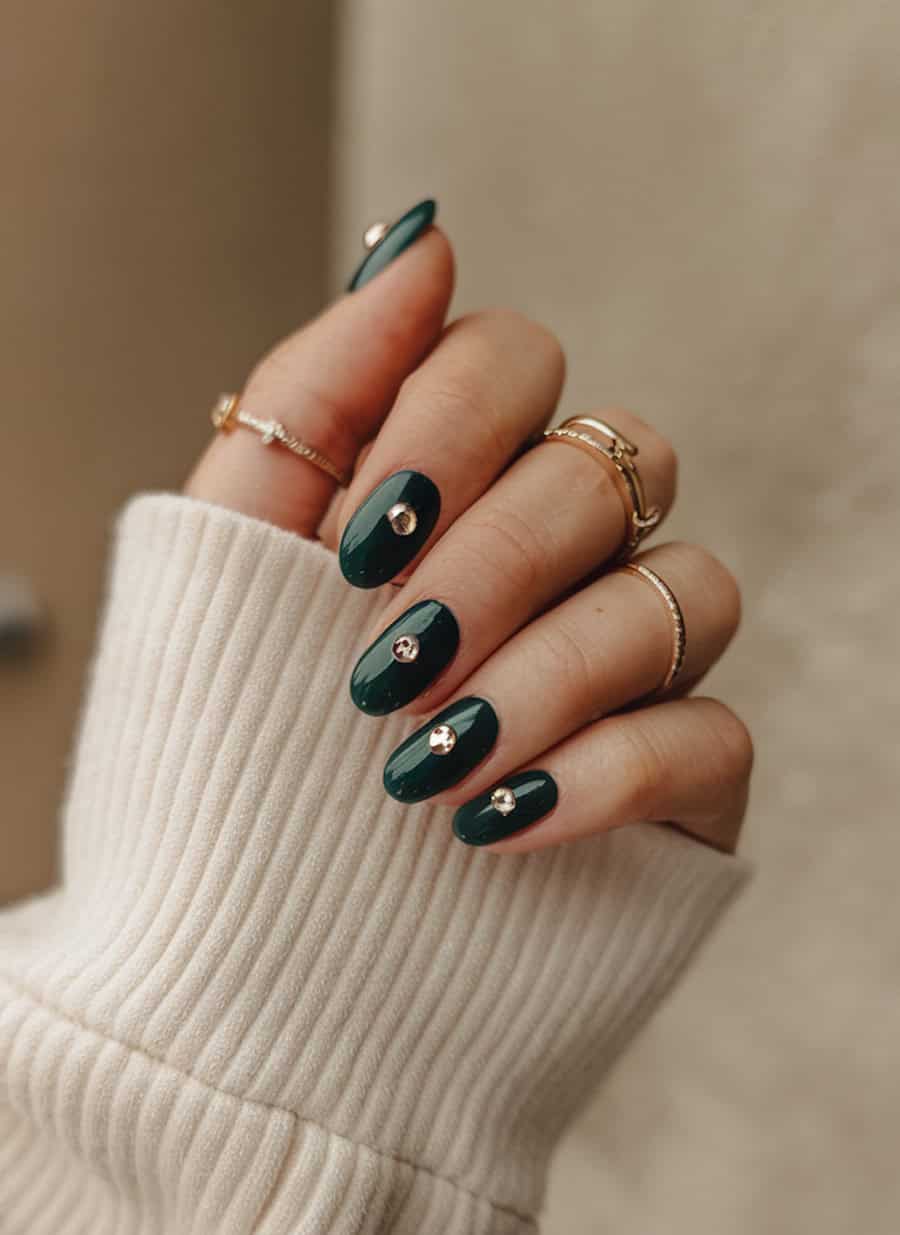 Short Oval Dark Green With Single Rhinestones Short Oval Dark Green With Single Rhinestones — Forest Green Nails