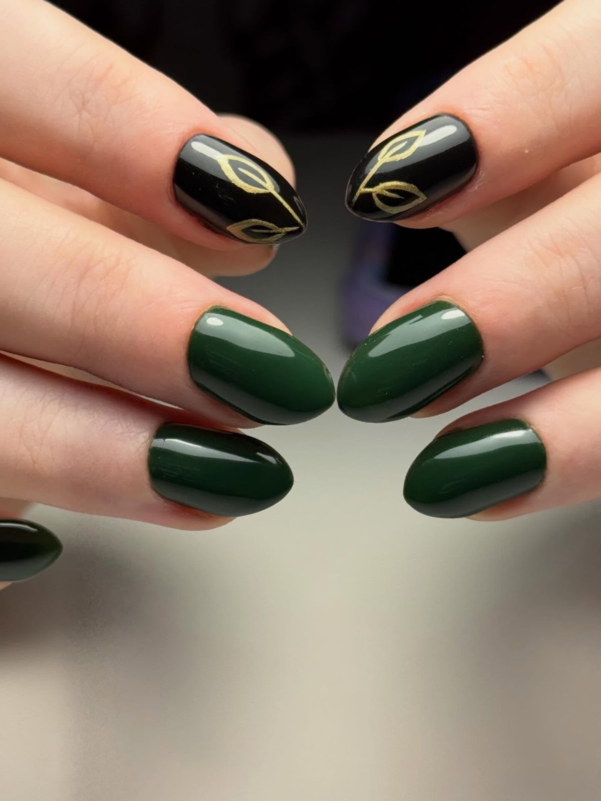 Short Oval Dark Green With White Polka Dots Short Oval Dark Green With White Polka Dots — Forest Green Nails