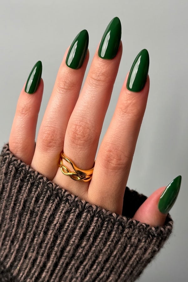 Short Oval Forest Green Shimmer Short Oval Forest Green Shimmer — Forest Green Nails