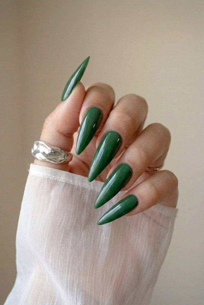 Long Stiletto Deep Glossy Forest Green Long Stiletto Deep Glossy Forest Green — Forest Green Nails
