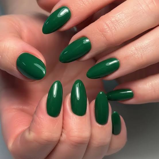 Medium Almond Rich Deep Forest Green Medium Almond Rich Deep Forest Green — Forest Green Nails