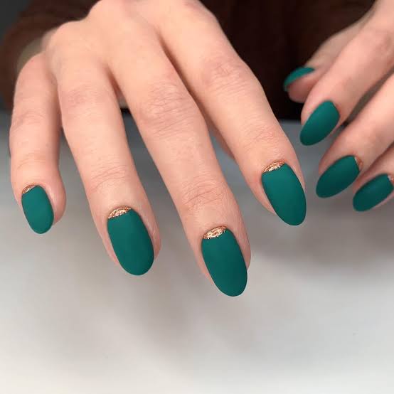 Medium Almond Forest Green With Gold Cuticle Line Medium Almond Forest Green With Gold Cuticle Line — Forest Green Nails