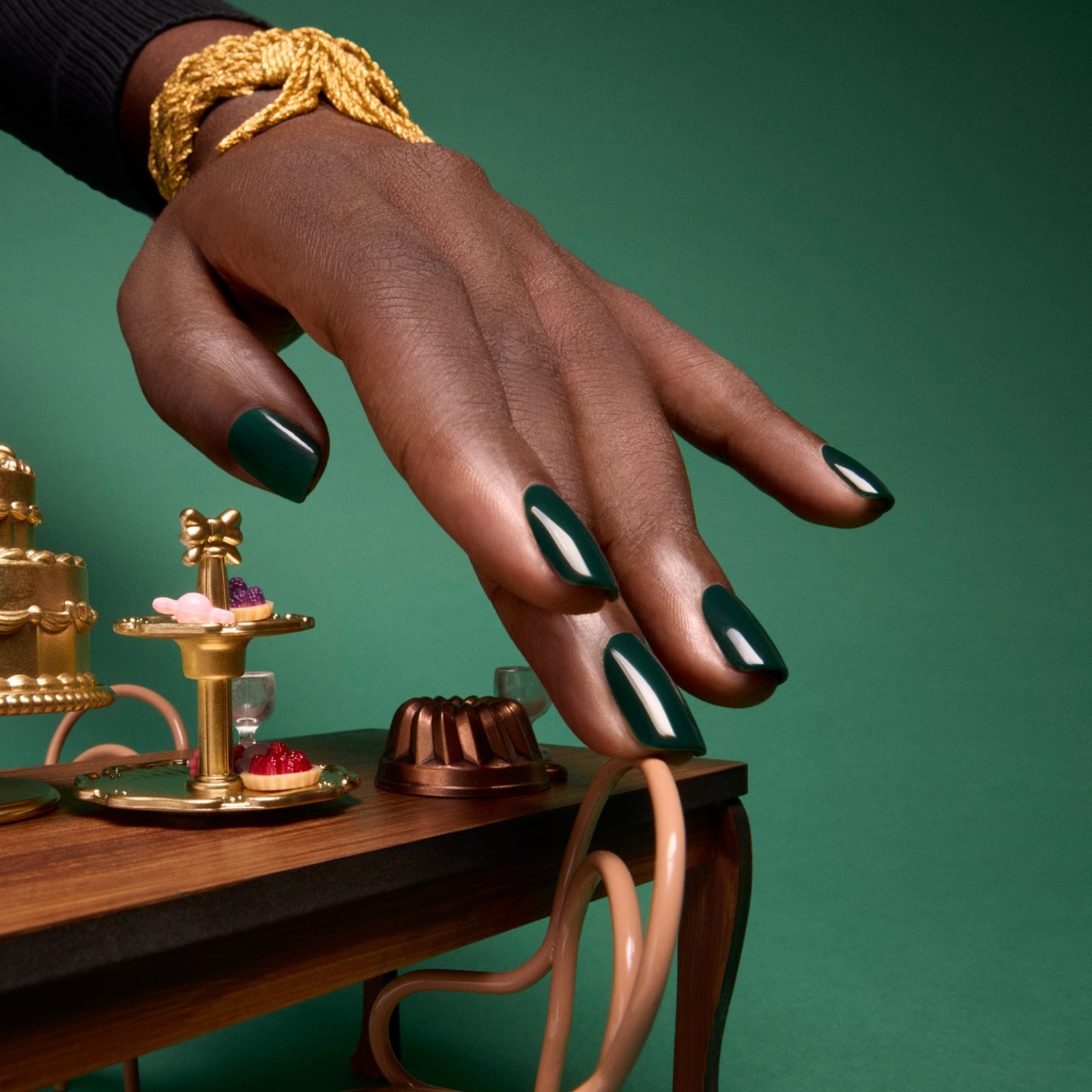 Medium Almond Deep Green With Emerald Undertones Medium Almond Deep Green With Emerald Undertones — Forest Green Nails