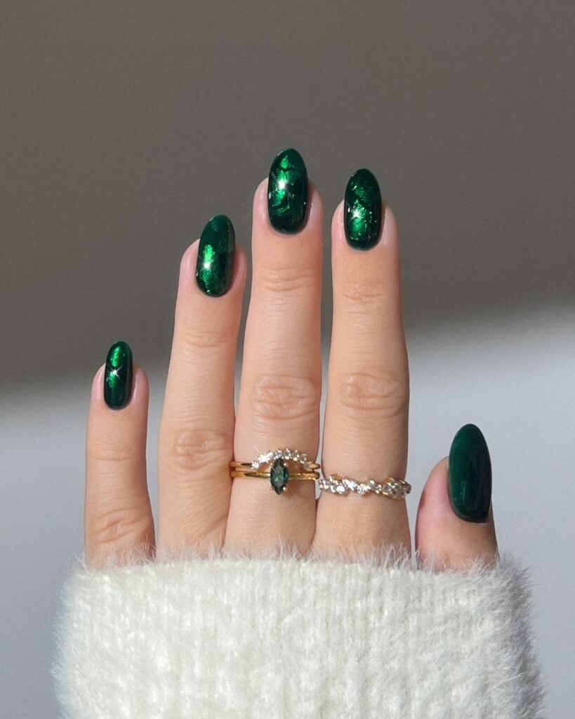 Medium Oval Metallic Swirl Forest Green Medium Oval Metallic Swirl Forest Green — Forest Green Nails