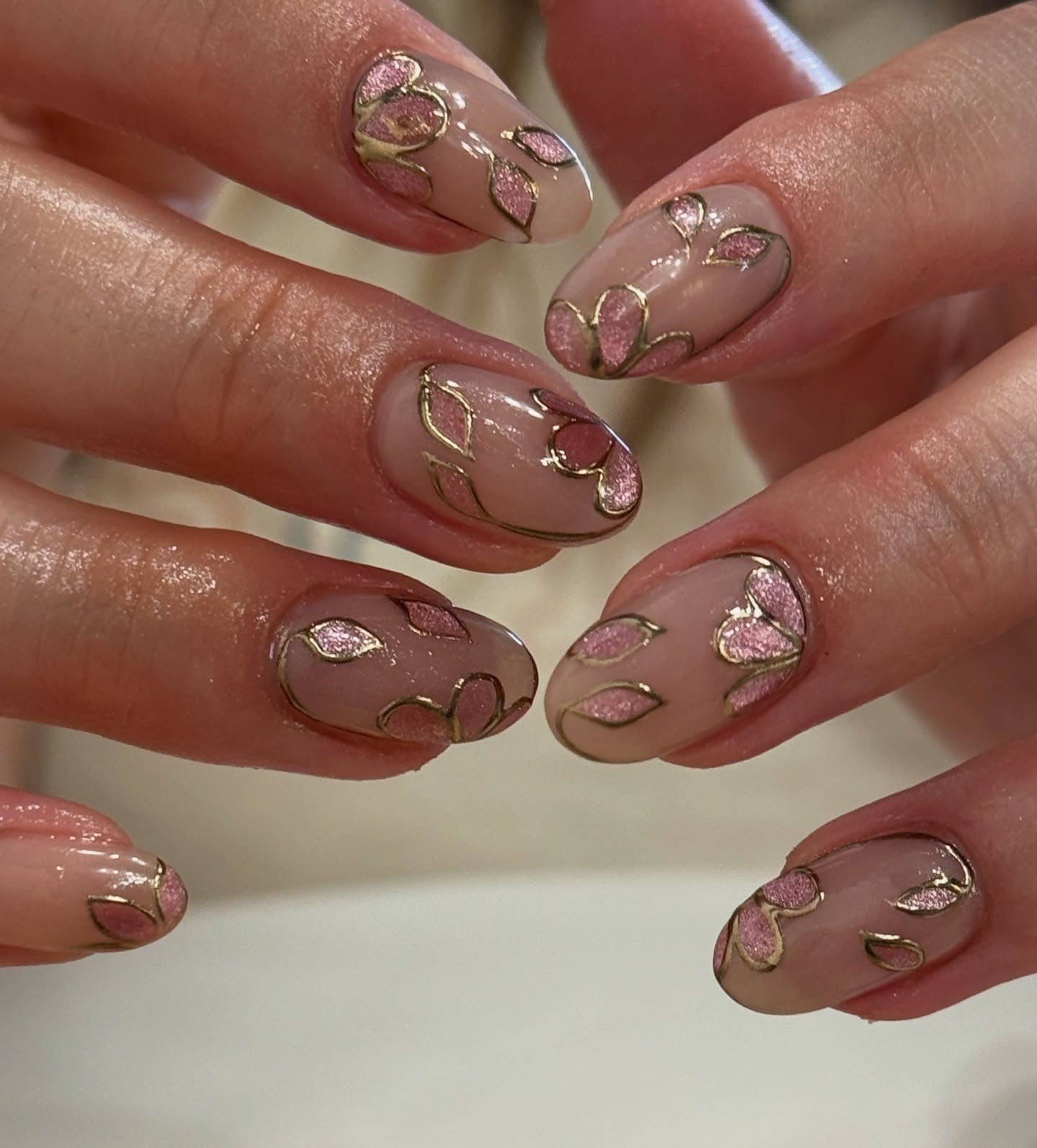 Nude Leaf Gold Outline Medium Oval Nails Nude Leaf Gold Outline Medium Oval Nails — Formal Nails