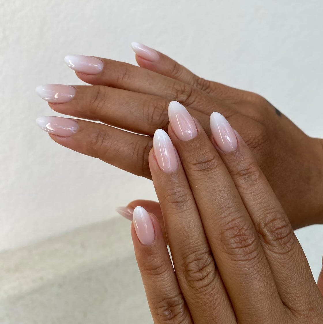 Sheer Pink Milky White Ombre Medium Almond Nails, миндалевидная Sheer Pink Milky White Ombre Medium Almond Nails, миндалевидная — Formal Nails