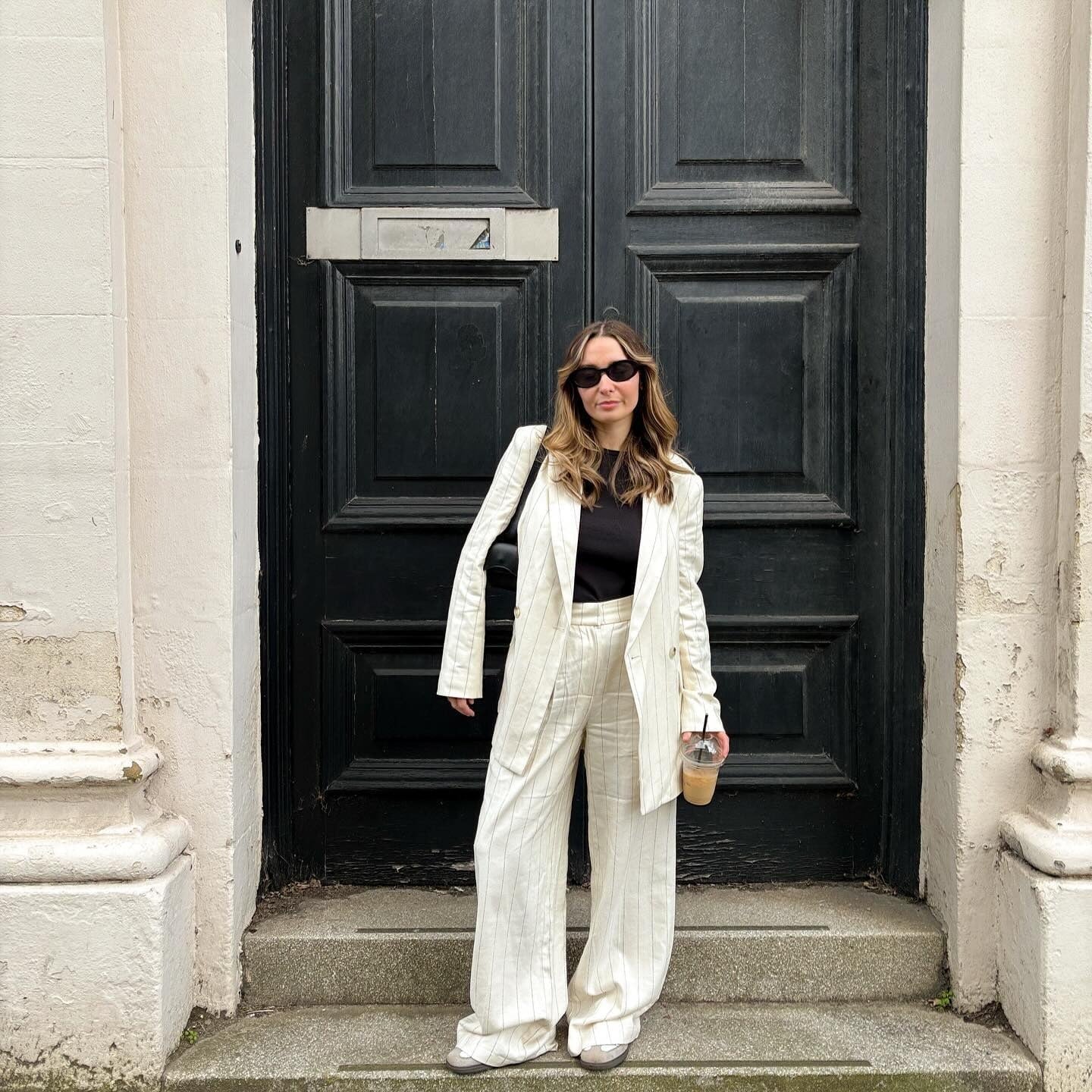 White Pinstripe Oversized Blazer with Black T-shirt White Pinstripe Oversized Blazer with Black T-shirt — Formal Outfits