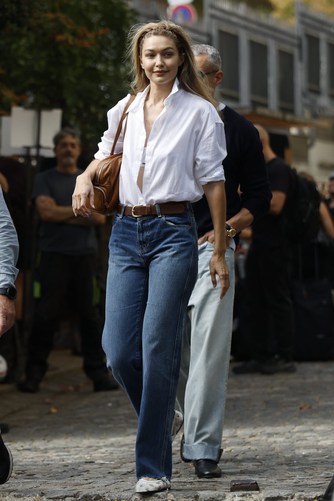 White Oversized Shirt With Blue Wide Leg Jeans White Oversized Shirt With Blue Wide Leg Jeans — French Outfits