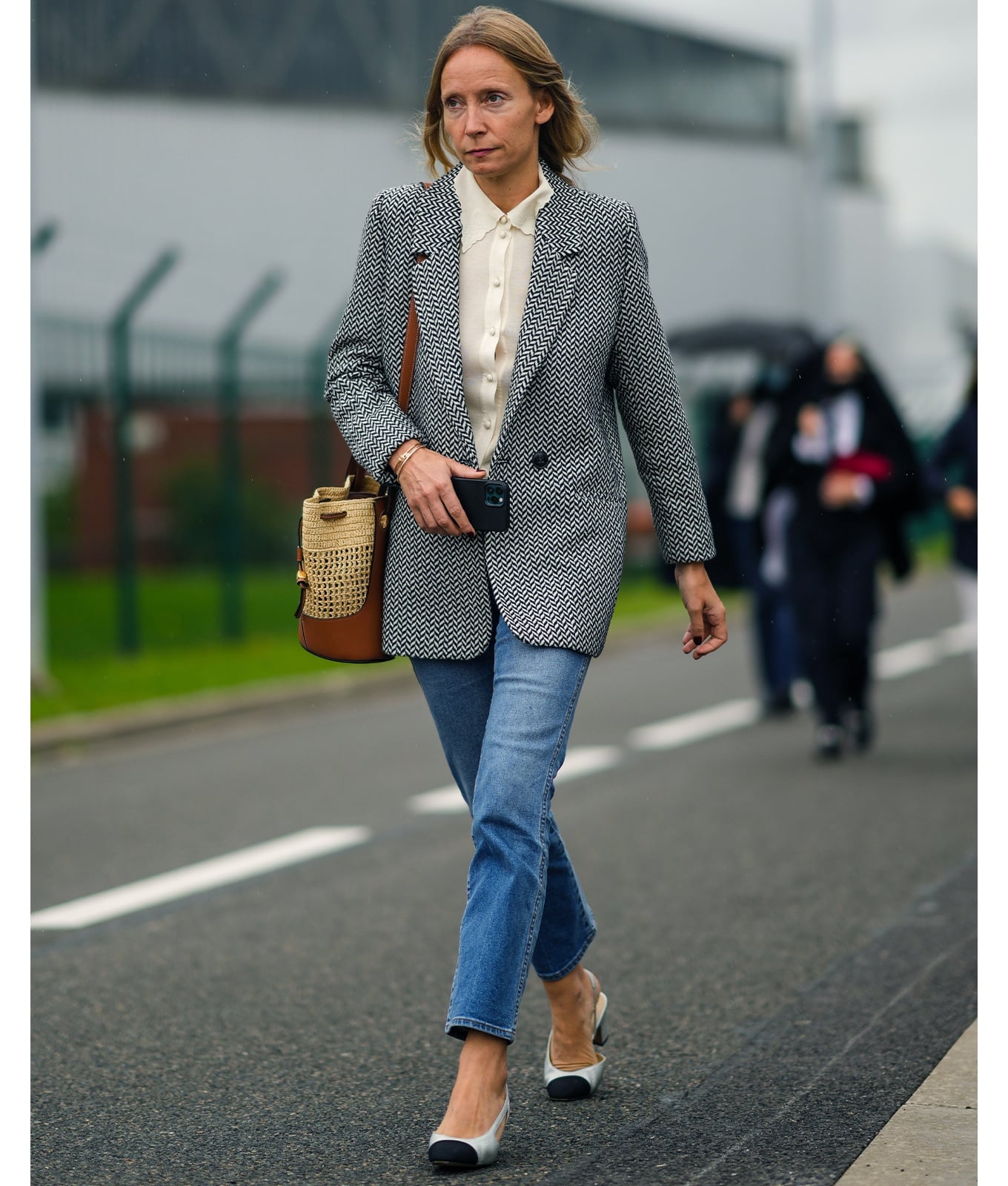 Houndstooth Blazer With Blue Straight Leg Jeans Houndstooth Blazer With Blue Straight Leg Jeans — French Outfits