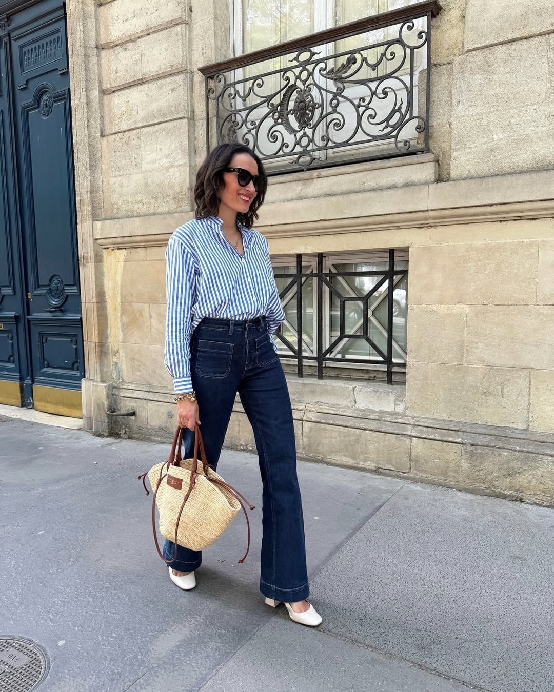 Dark Wash Flared Jeans With Striped Shirt Dark Wash Flared Jeans With Striped Shirt — French Outfits