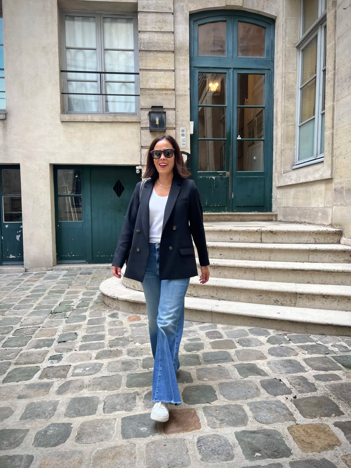 Navy Blazer With White T-shirt and Blue Jeans Navy Blazer With White T-shirt and Blue Jeans — French Outfits