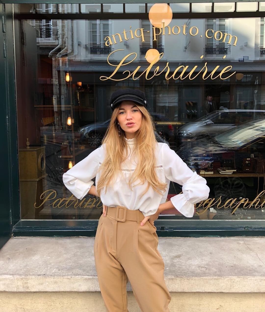 Tan Trousers With Ruffled Blouse and Newsboy Cap Tan Trousers With Ruffled Blouse and Newsboy Cap — French Outfits