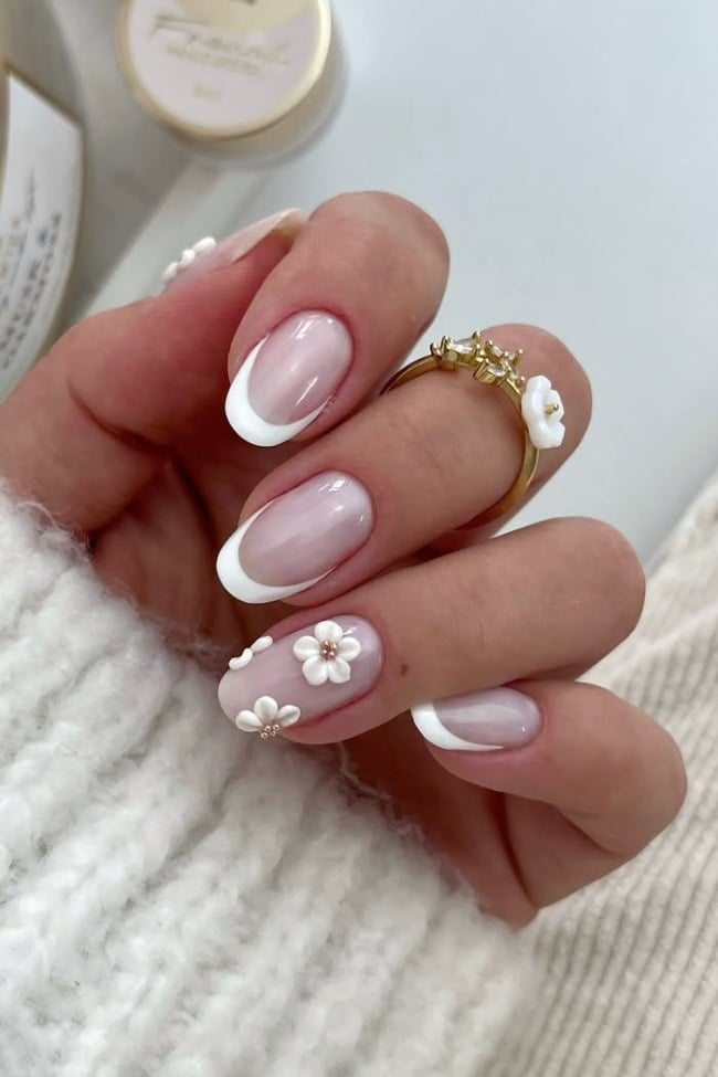 Medium Oval White 3D Floral French Tips Medium Oval White 3D Floral French Tips — French Tip Nails