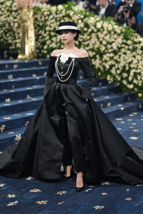 Black And White Jacket With Satin Train Black And White Jacket With Satin Train — Gala Outfits