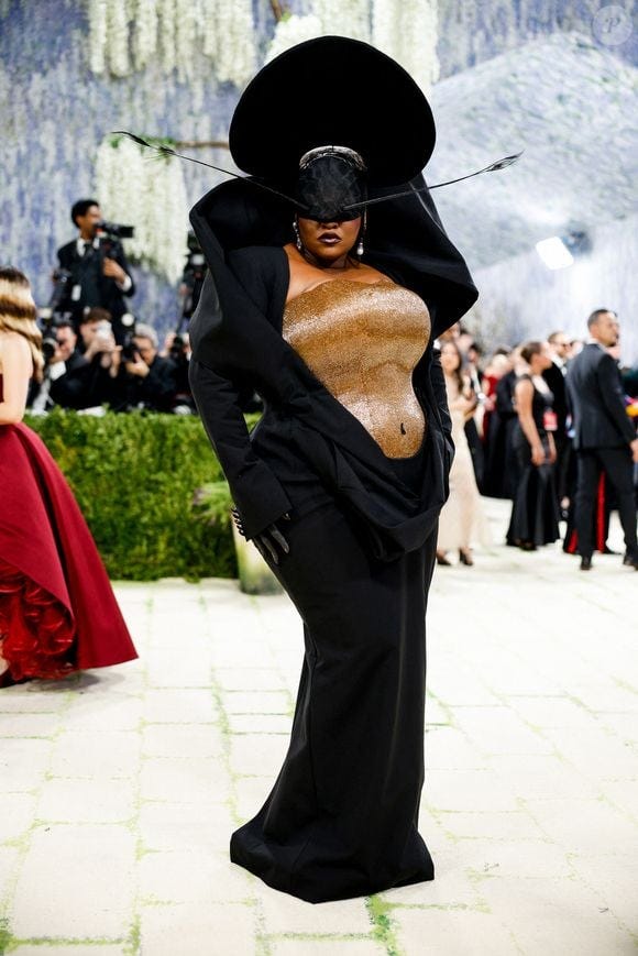 Oversized Black Jacket With Gold Corset Oversized Black Jacket With Gold Corset — Gala Outfits