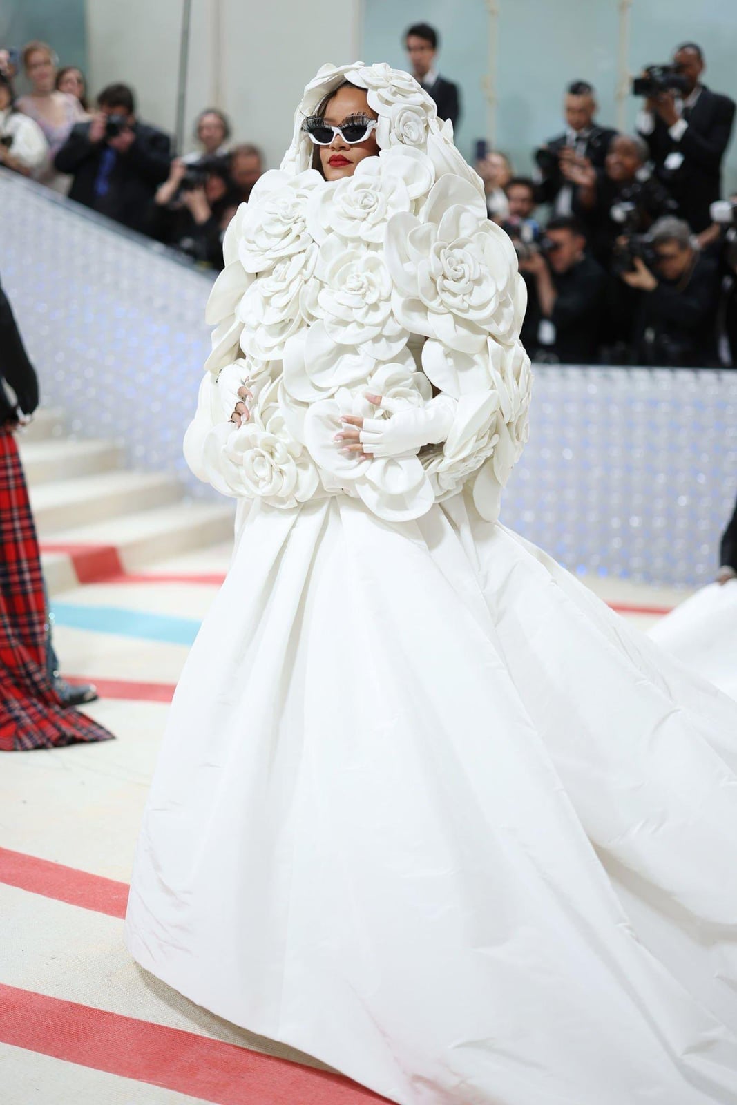 White Gown With Oversized Floral Bodice White Gown With Oversized Floral Bodice — Gala Outfits