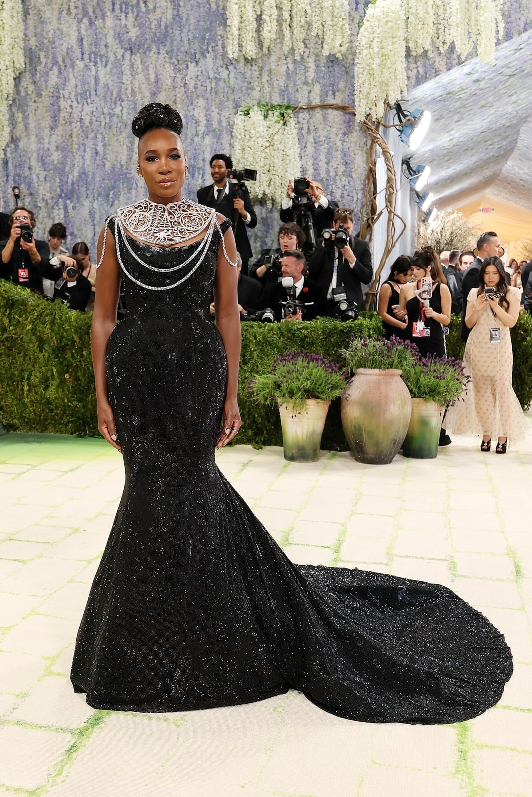 Sparkling Black Gown With Pearl Collar Sparkling Black Gown With Pearl Collar — Gala Outfits