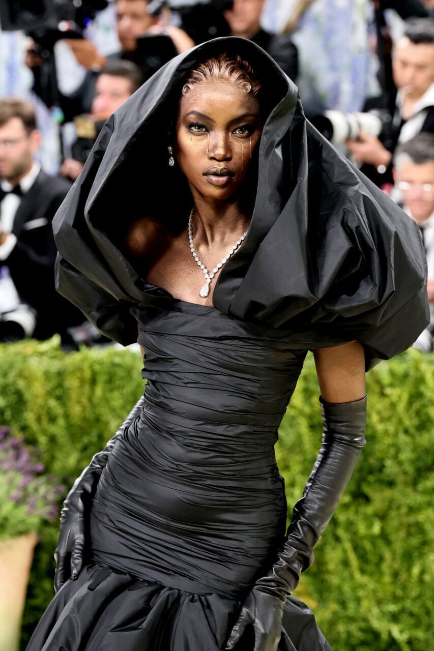 Black Hooded Gown With Opera Gloves Black Hooded Gown With Opera Gloves — Gala Outfits