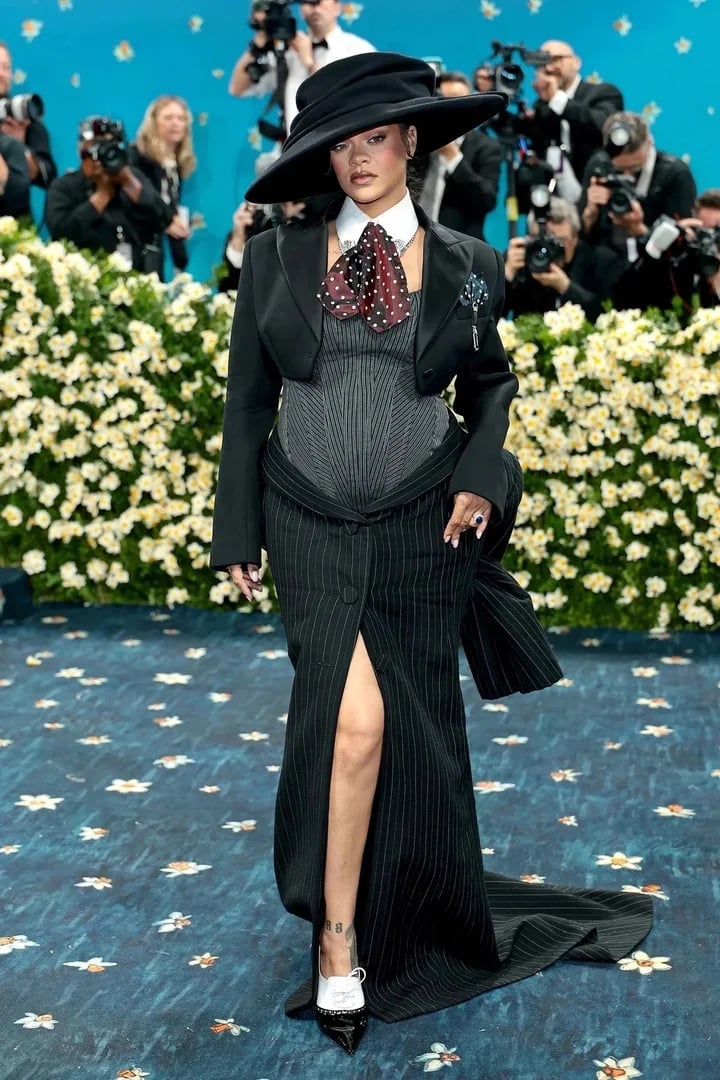 Pinstripe Corset With Wide-Leg Skirt Ensemble Pinstripe Corset With Wide-Leg Skirt Ensemble — Gala Outfits