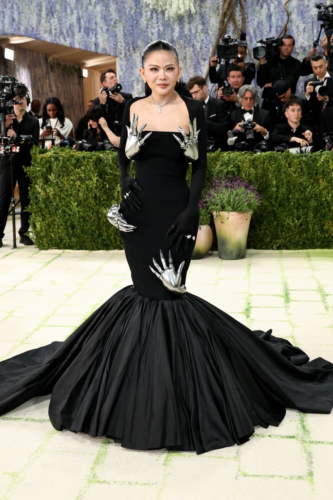 Black Mermaid Gown With Sculptural Hands Black Mermaid Gown With Sculptural Hands — Gala Outfits