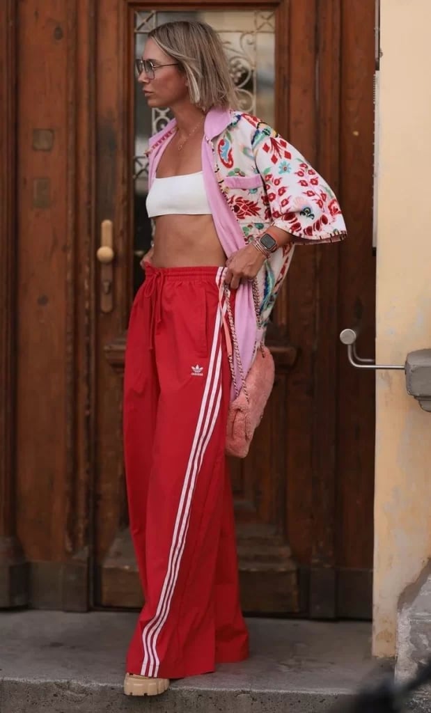 Red track pants and floral shirt for a trendy day out Red track pants and floral shirt for a trendy day out — Game Day Outfits