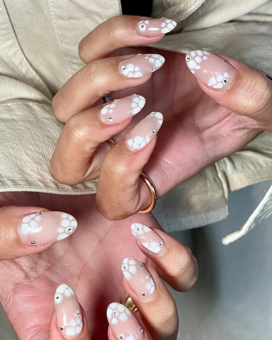 Medium Almond White Floral Rhinestone Nails Medium Almond White Floral Rhinestone Nails — Gel Nail Art