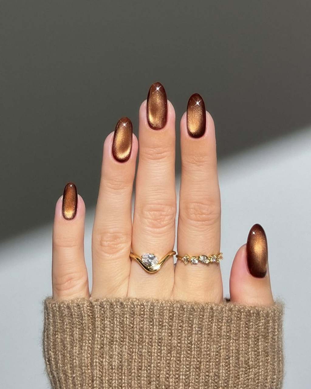 Short Almond Glossy Cat-Eye Brown Gel Nails Short Almond Glossy Cat-Eye Brown Gel Nails