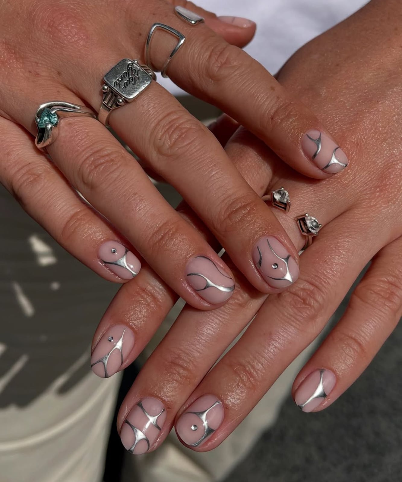 Short Almond Silver Line Art Glossy Nails Short Almond Silver Line Art Glossy Nails — Gel Nails Colors