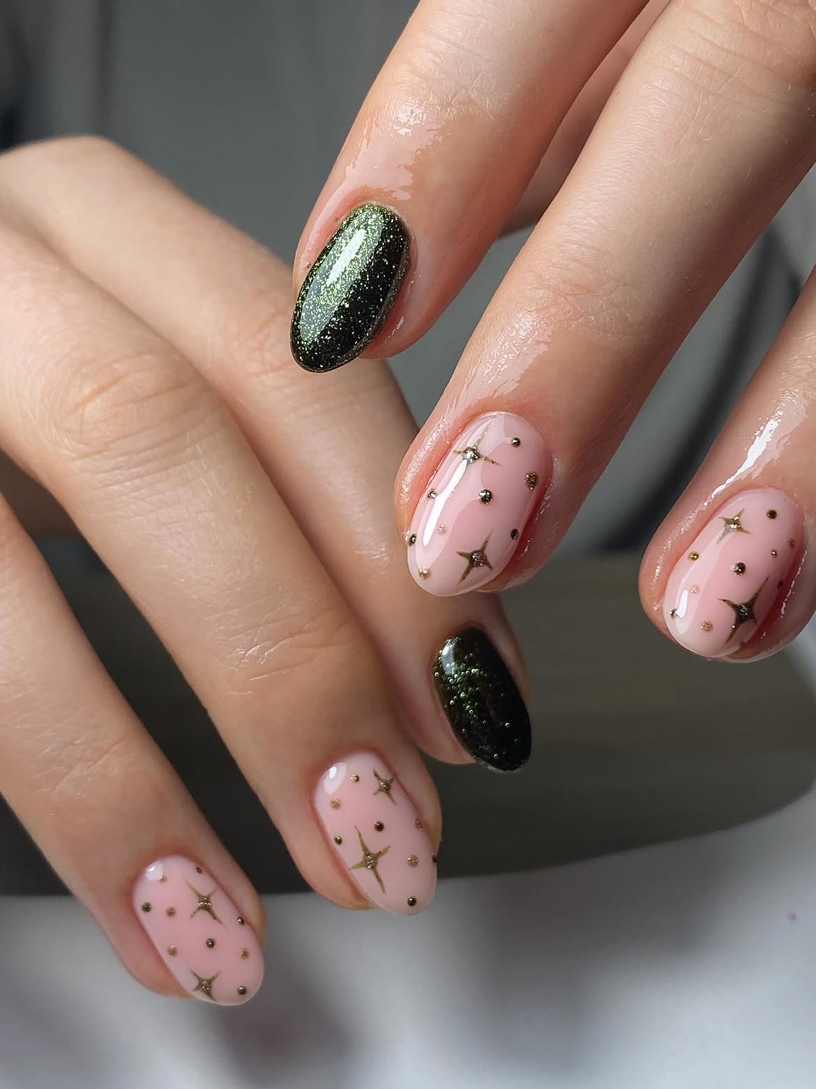 Glossy Dark Green And Pink Starry Winter Nails
