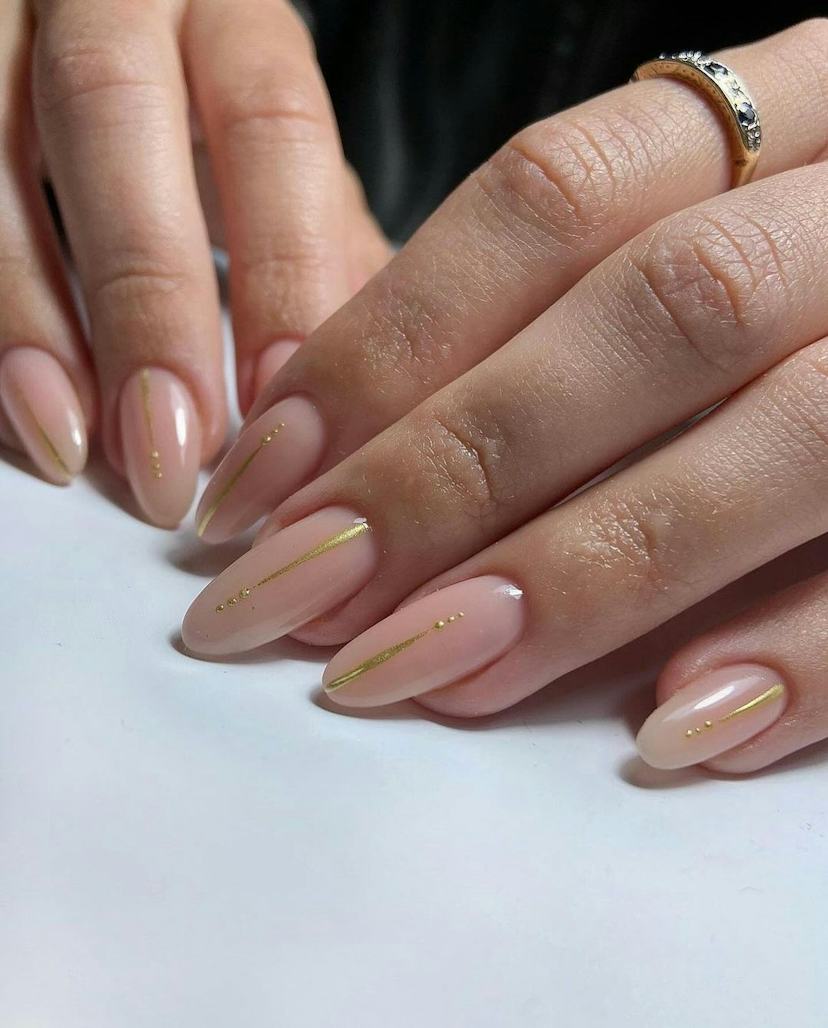 Medium Almond Minimalist Gold Line Art Nails Medium Almond Minimalist Gold Line Art Nails — Gold Chrome Nails