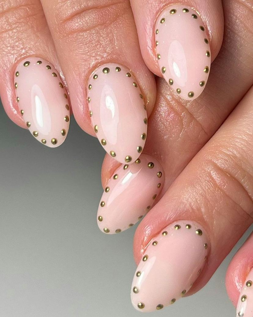 Short Oval Gold Fine Line Art Nails Short Oval Gold Fine Line Art Nails — Gold Chrome Nails