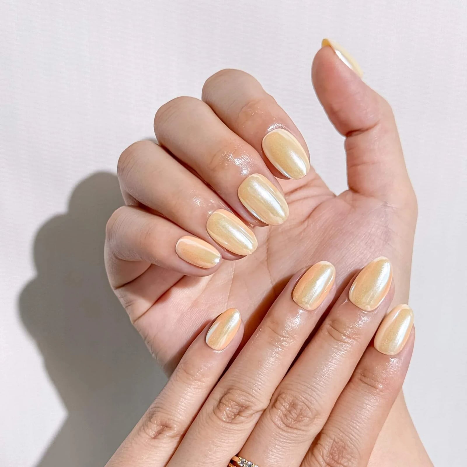 Short Oval Milky Pearl Finish Nails Short Oval Milky Pearl Finish Nails — Gold Chrome Nails