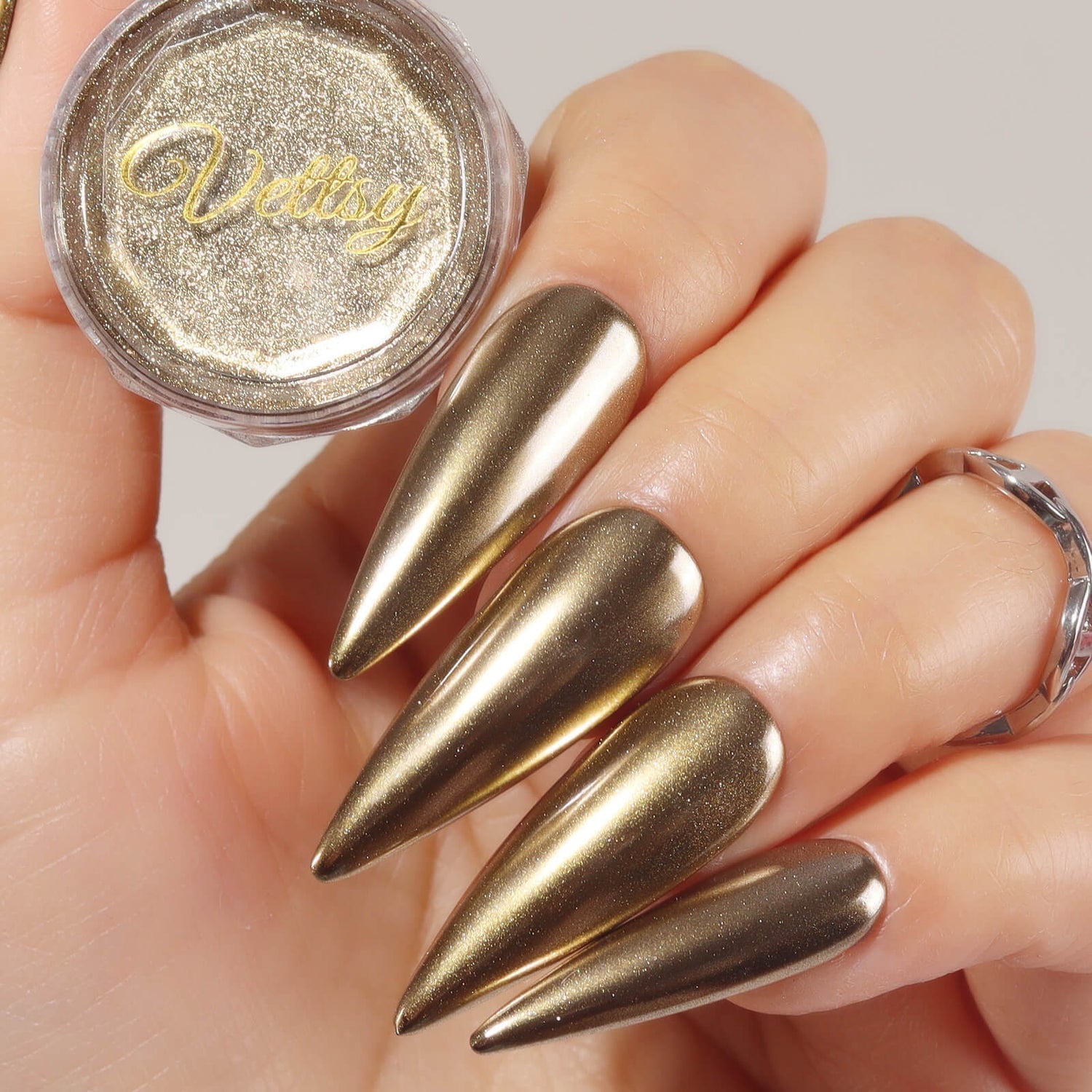 Mirror-Like Gold Chrome Stiletto Nails Mirror-Like Gold Chrome Stiletto Nails — Gold Chrome Nails