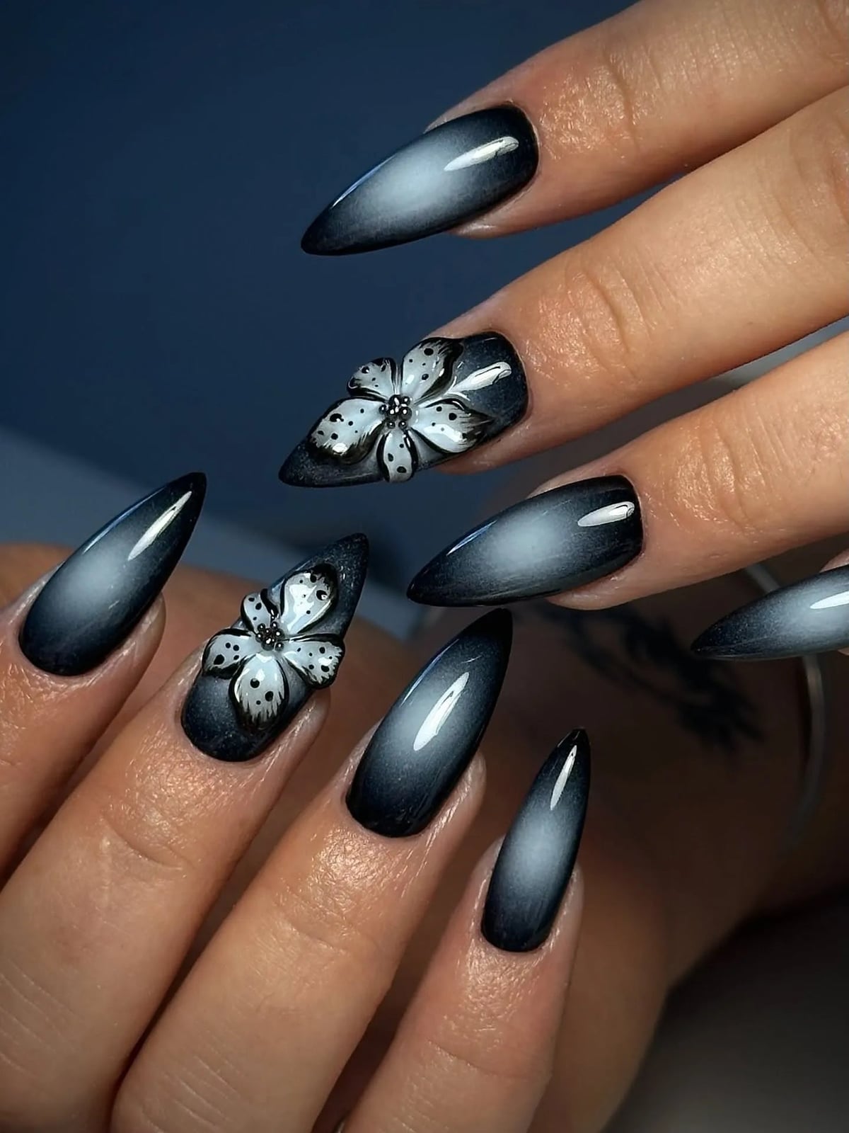 Medium Sharp Almond Ombre Nails With Flowers Medium Sharp Almond Ombre Nails With Flowers — Goth Nails