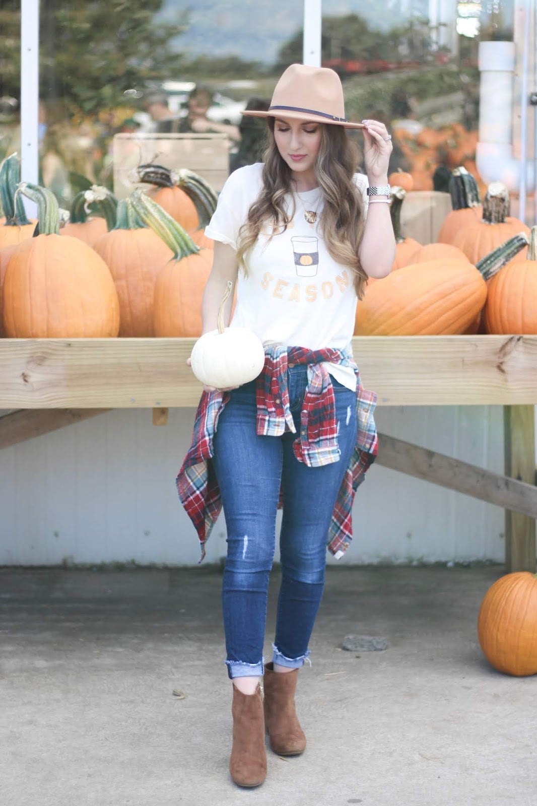 Graphic Tee With Distressed Jeans And Plaid Shirt At Waist Graphic Tee With Distressed Jeans And Plaid Shirt At Waist — Graphic Tee Outfits