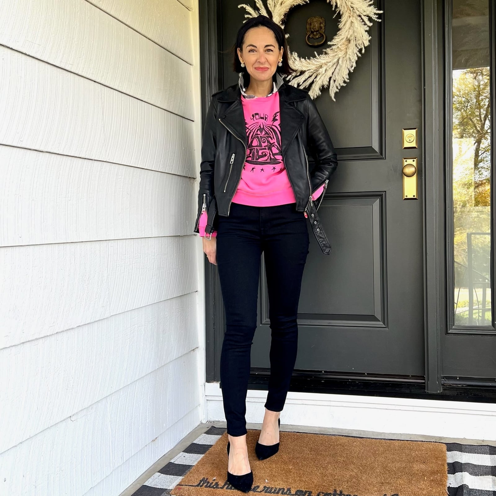 Pink Graphic Sweatshirt Under Moto Jacket With Skinny Jeans Pink Graphic Sweatshirt Under Moto Jacket With Skinny Jeans — Graphic Tee Outfits