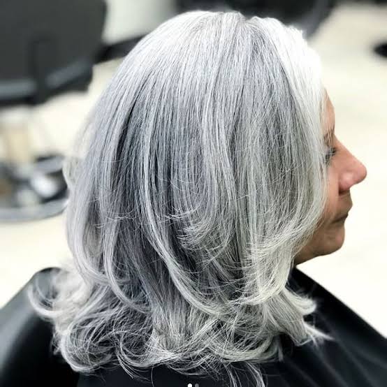 Collarbone Length Lob With Soft Waves Collarbone Length Lob With Soft Waves — Gray Blending