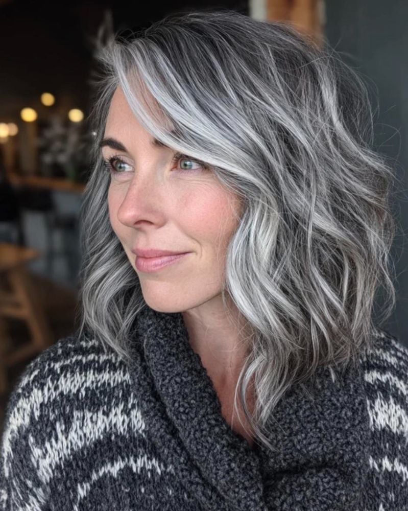 Collarbone Wavy Hair With Curtain Bangs Collarbone Wavy Hair With Curtain Bangs — Gray Blending