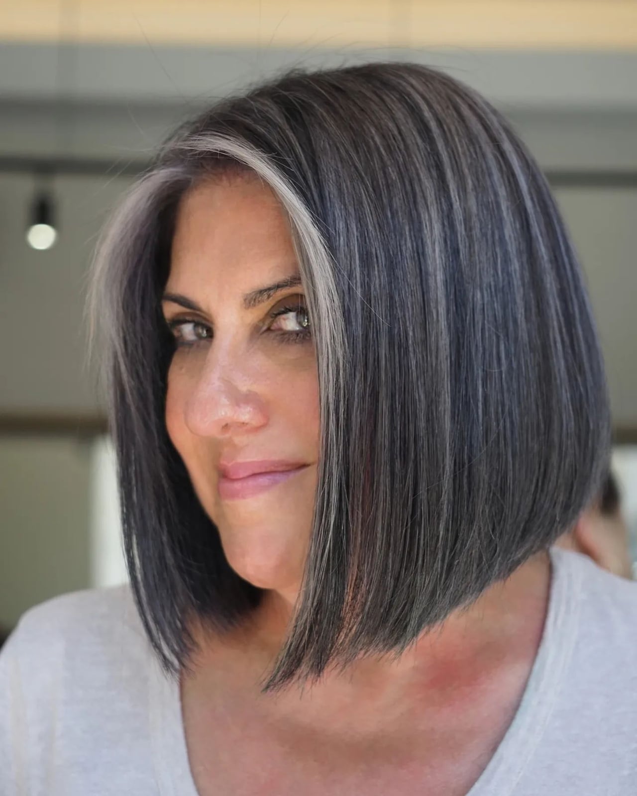 Collarbone Bob With Face-Framing Highlights Collarbone Bob With Face-Framing Highlights — Gray Blending